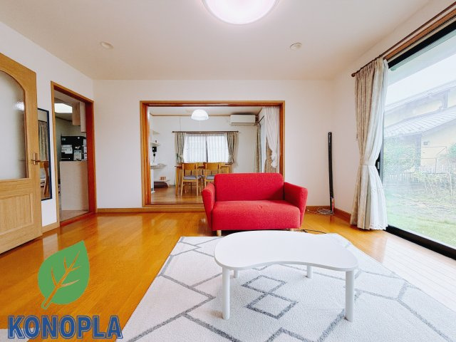 【中古戸建】伊勢崎市馬見塚町の居間・リビング|■リビング｜大きい窓からあたたかいたっぷりの光が入ります♪開放的な空間で毎日をもっと快適に(*＾＾*)