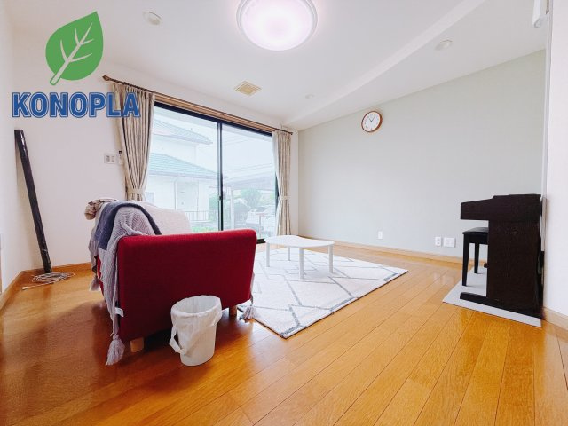 【中古戸建】伊勢崎市馬見塚町の居間・リビング|■リビング｜時の流れと共に陽射しは装いを変え空間に新たな彩りを与えます。一日中家に居ても飽きることなく過ごすことができる素敵な空間です♪
