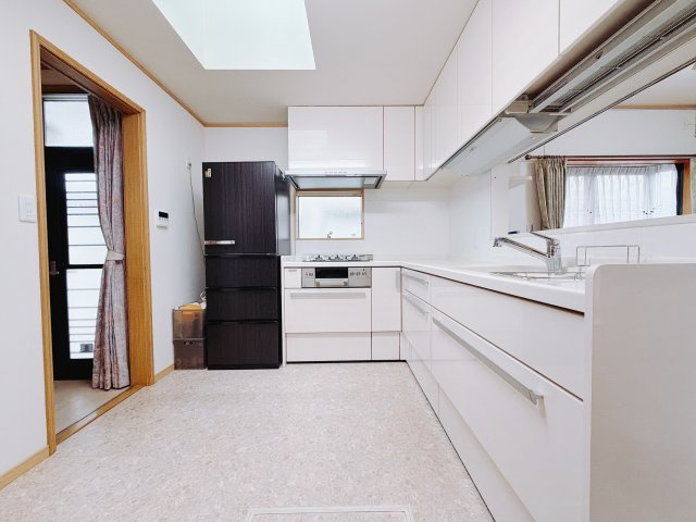 【中古戸建】伊勢崎市馬見塚町のキッチン|■キッチン｜ワークトップの幅が広く、お子様といっしょにお料理をつくったり、ちょっとしたパーティーも楽しめます。フラットなのでお掃除がしやすいのもポイントです♪