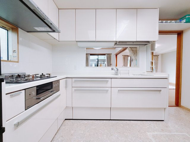 【中古戸建】伊勢崎市馬見塚町のキッチン|■キッチン｜ワークトップ下には、圧力鍋やパスタ鍋などのかさばる調理器具もラクラク収納可能なスライド収納！ものが溢れがちなキッチン回りもスッキリきれいに管理ができます♪