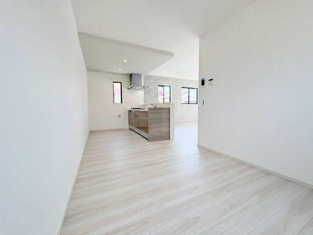 三郷市中央5丁目　新築戸建　全1棟の居間・リビング|キッチン横のスペースはダイニングとして活用できます