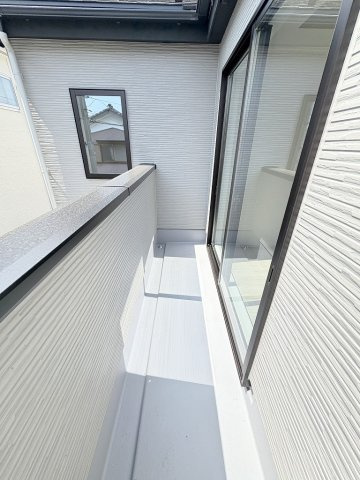 三郷市中央5丁目　新築戸建　全1棟のバルコニー|南向きの日当たり良好なバルコニー