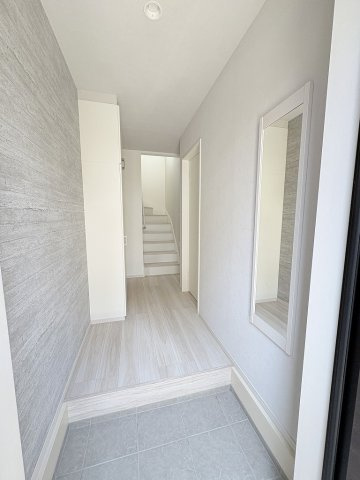 三郷市中央5丁目　新築戸建　全1棟の玄関|玄関から見た室内写真です