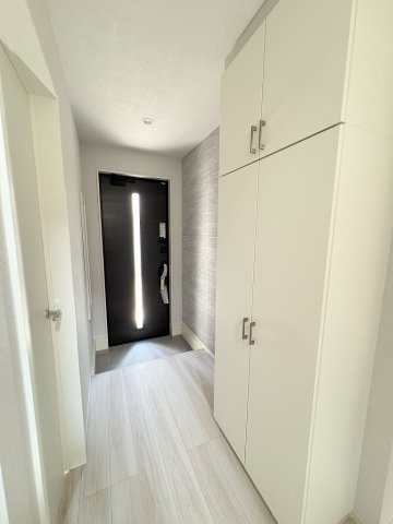 三郷市中央5丁目　新築戸建　全1棟の玄関|トールタイプのシューズボックスでたっぷり収納出来ます