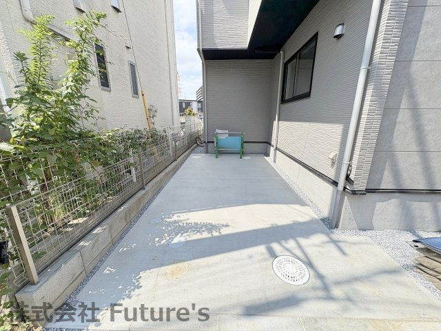 三郷市中央5丁目　新築戸建　全1棟の駐車場|カースペース1台分確保されています