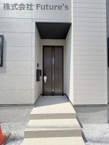三郷市中央5丁目　新築戸建　全1棟の玄関|玄関アプローチ