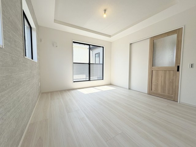 三郷市中央5丁目　新築戸建　全1棟の居間・リビング|アクセントクロスがオシャレなリビングです