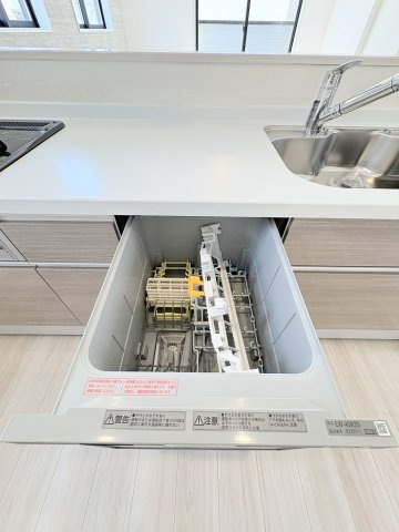 三郷市中央5丁目　新築戸建　全1棟のキッチン|家事の時短につながる食洗機完備