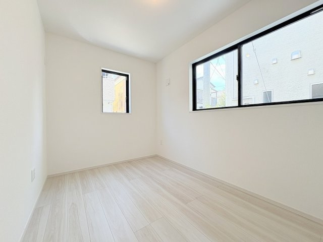 三郷市中央5丁目　新築戸建　全1棟の洋室|2面採光の明るい洋室です