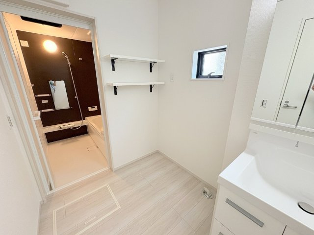 三郷市中央5丁目　新築戸建　全1棟のランドリースペース|ランドリーラック付きの洗面脱衣所