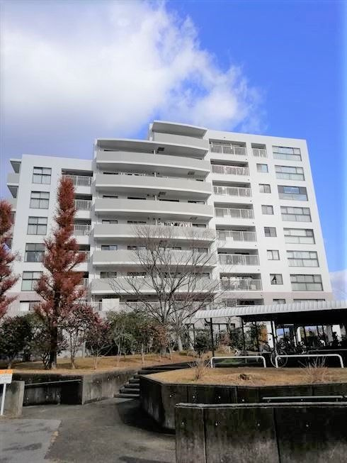 デュオ柏原１１号棟の外観