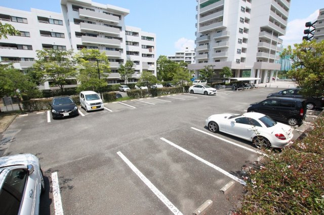 デュオ柏原１１号棟の駐車場