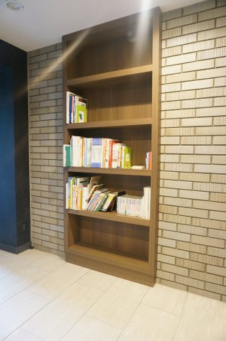 ジークレフ神戸名谷EASTのその他共用部分|エントランスロビーにある本棚