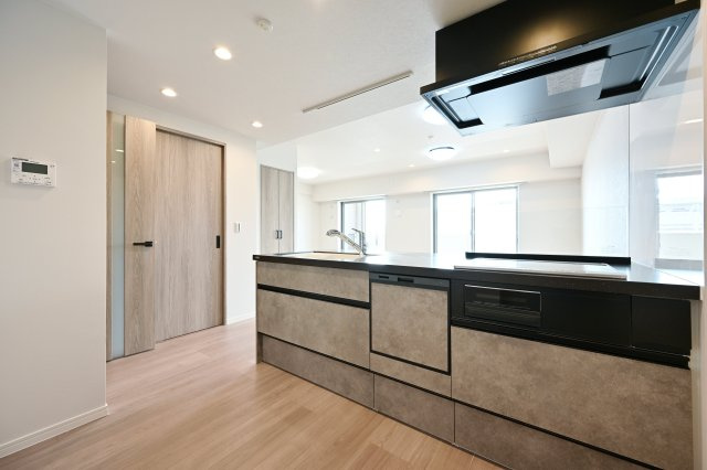 【キッチン】 | シーズガーデン桐生本町　4F | 壁をなくしキッチン全体がリビングダイニングと一体となることで、明るく開放感あふれる空間となりました。