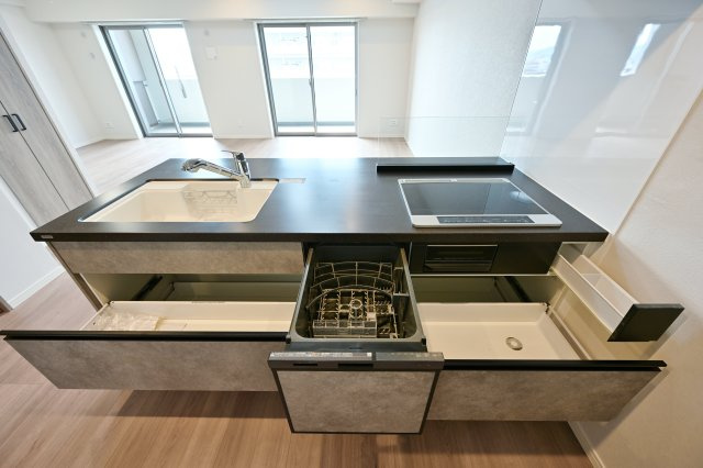 【キッチン】 | シーズガーデン桐生本町　4F | ビルドイン食洗器がついており家事もラクラク♪スライド収納でたっぷり収納！