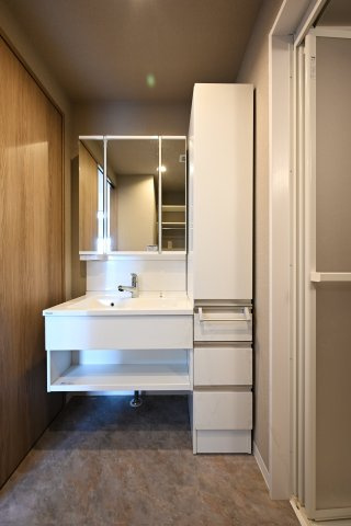 【独立洗面台】 | シーズガーデン桐生本町　4F | 3面ミラーの後ろは収納スペースを完備。生活感のあるものは隠して、スッキリシンプルな洗面台に！
