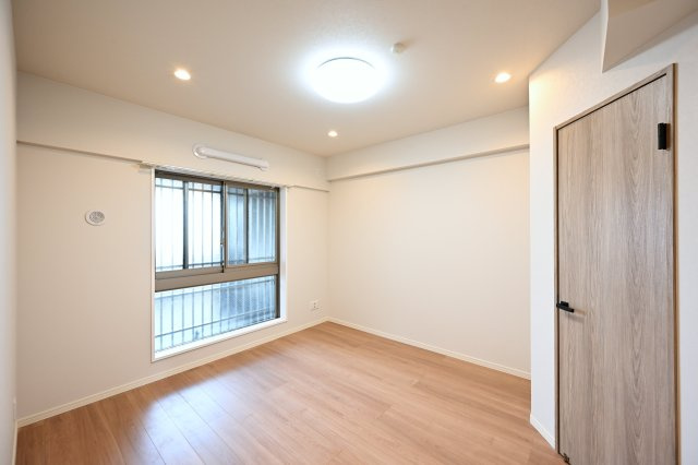 【寝室】 | シーズガーデン桐生本町　4F | 寛ぎの時間を紡ぎだす主寝室。大型ベッドを置いても余裕です。