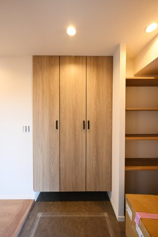 【玄関】 | シーズガーデン桐生本町　4F | 大型のシューズボックスがあるので、家族全員の靴をしっかり収納！玄関スッキリ！