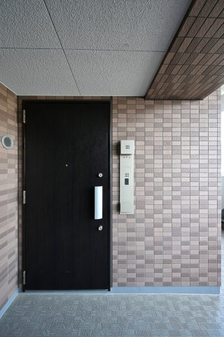 【玄関】 | シーズガーデン桐生本町　4F | 玄関はディンプルキー＆ダブルロックドア採用で防犯対策もバッチリです！