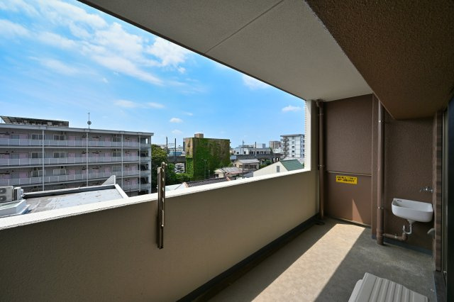 【バルコニー】 | シーズガーデン桐生本町　4F | 屋根付きワイドバルコニーなので、急な雨の時も安心♪竿受けも設置済み！