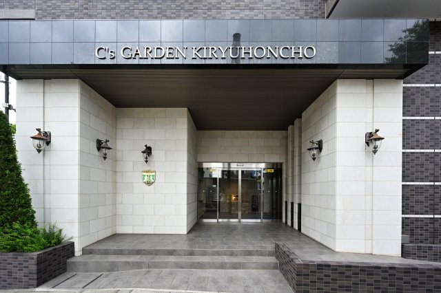 【エントランス】 | シーズガーデン桐生本町　4F | 高級感のあるエントランスが、ここに住まう特別感を感じさせてくれます。