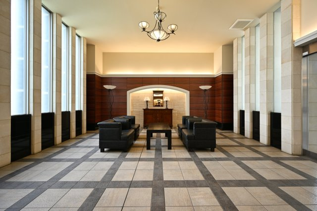 【エントランス】 | シーズガーデン桐生本町　4F | 来客をラグジュアリーにもてなす、エントランスの共用スペース