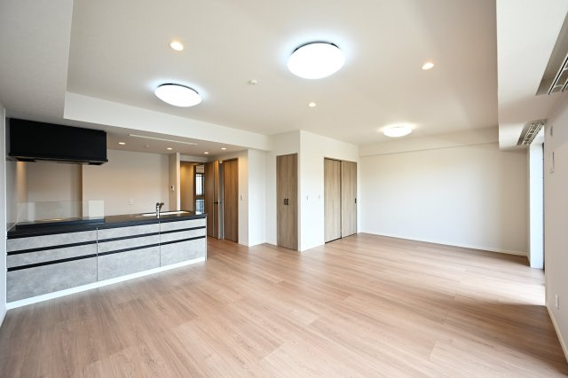 【居間・リビング】 | シーズガーデン桐生本町　4F | 折り上げ天井が一味違う特別な雰囲気を持つリビングにコーディネート