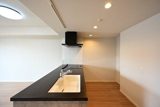 【キッチン】 | シーズガーデン桐生本町　4F | フルフラットで開放的なペニンシュラ型のシステムキッチンは、家族とのコミュニケーションも円滑になります