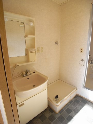 プルミエールの洗面所|シャワー付き洗面台　室内洗濯機置き場
