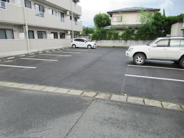 ライフステージ元木家持の駐車場