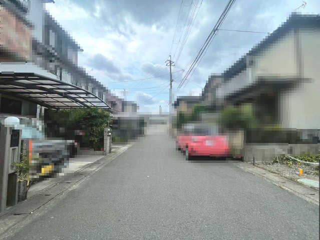 【成約済】向日市上植野町大田の前面道路含む現地写真|小学校まで徒歩約4分と、子育てにも嬉しい立地。