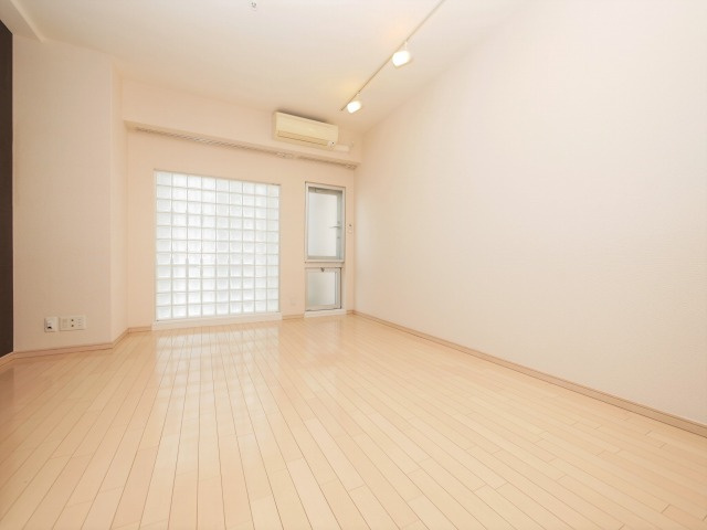 RIDGE北堀江の居間・リビング