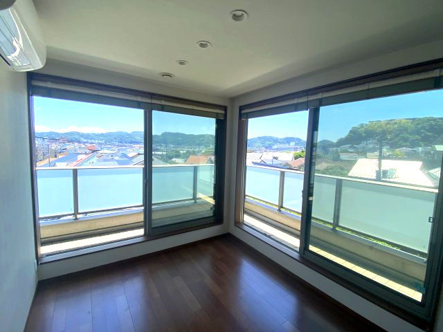 海まで5分！和風邸宅　日本庭園付の洋室|お部屋から山々を臨む