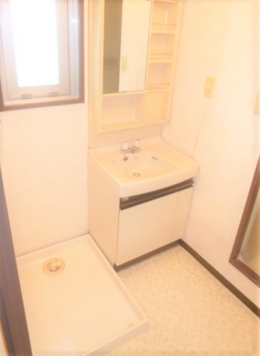 第1HIROハイツの洗面所|ゆったりとスペースのある洗面所