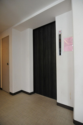 【ロビー】 | ウエストインパート18 | エレベーター完備で移動もらくらく♪