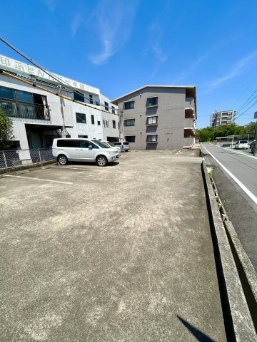 ソレアード川添の駐車場