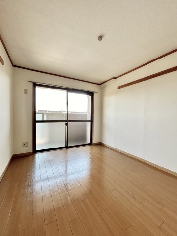 ソレアード川添の洋室