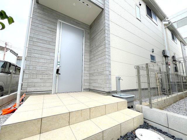 昭島市郷地町3丁目　新築分譲の玄関