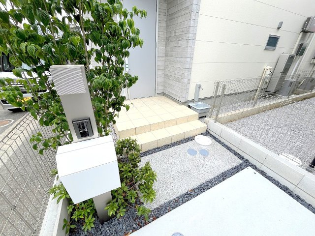 昭島市郷地町3丁目　新築分譲の玄関