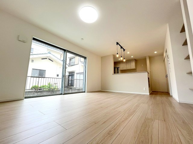 昭島市郷地町3丁目　新築分譲の居間・リビング|床暖房、照明器具付きの広々したLDKです！