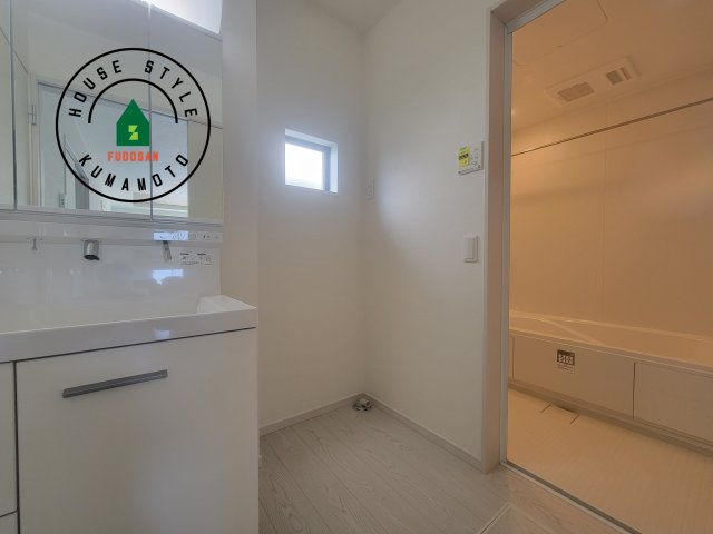 熊本市東区西原1丁目第1-2棟（1号棟）　の内観：施工例|ゆとりの洗面スペースで朝の身支度もスムーズに。暮らしを快適に変えるシャワー付洗面台です！