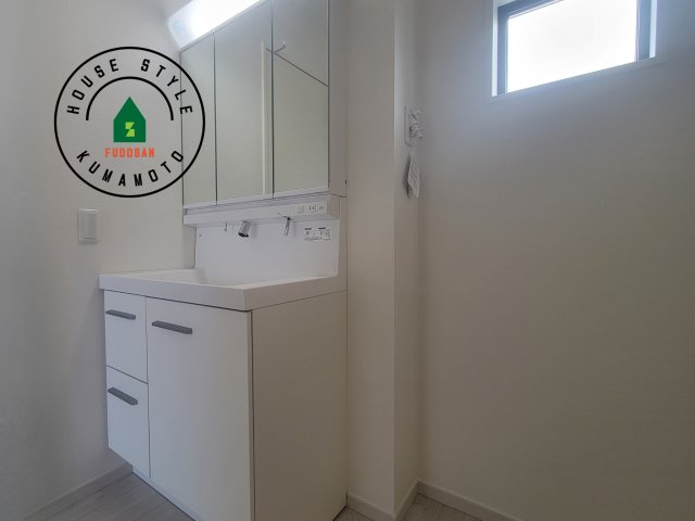 熊本市東区西原1丁目第1-2棟（1号棟）　の内観：施工例|毎日使うものだから清潔な空間を保ちたい水回り。洗面にはそんな願いを解消させてくれる収納アイデアが満載です。三面鏡の裏側にはキャビネットが現れ小物から背の高い物まで収納できます。