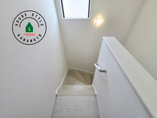 熊本市東区西原1丁目第1-2棟（1号棟）　の内観：施工例|＜手すり付階段＞手すりがないと階段の昇り降りで危険なことはもちろん、壁に手をつきながら歩くことで壁紙が汚れやすくなります。すべての方に快適に昇り降りしていただくため、手すりを設置しました。