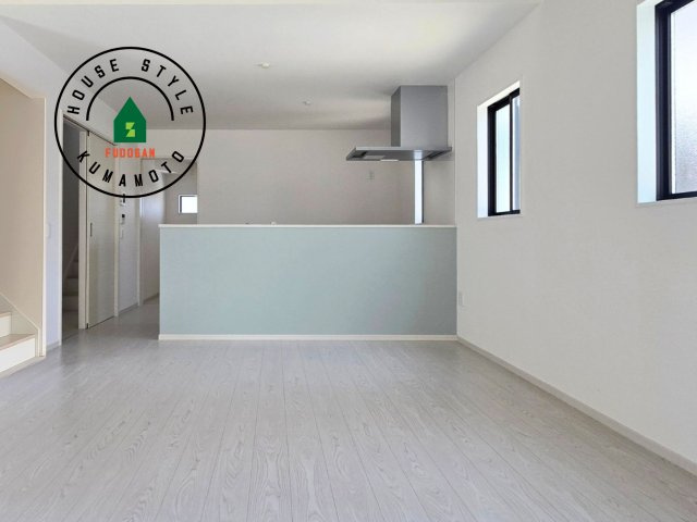 熊本市東区西原1丁目第1-2棟（1号棟）　の内観：施工例|キッチンからリビングをしっかり確認できます。家族の笑顔があふれる空間になりそうですね。