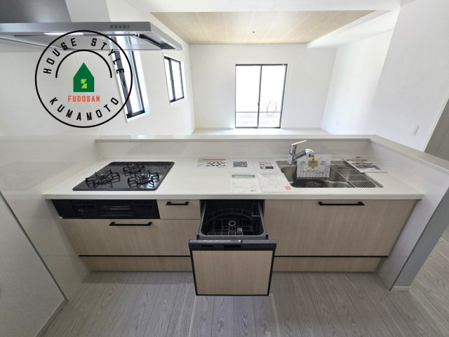 熊本市東区西原1丁目第1-2棟（1号棟）　の内観：施工例|ご家族を近くに感じられる対面キッチンのLDK。会話もはずみそうですね。