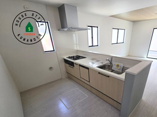 熊本市東区西原1丁目第1-2棟（1号棟）　の内観：施工例|明るいキッチン作業スペースを多くとりました。ご夫婦でキッチンに立っても調理がしやすい広さです。食器類もすっきりと片付く収納は魅力的です。