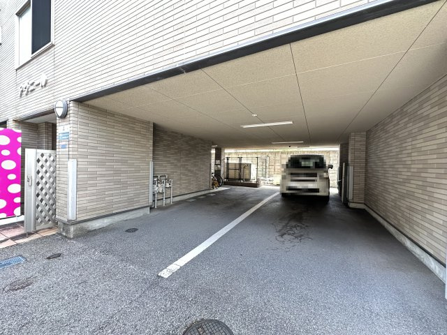 アヴニールの駐車場