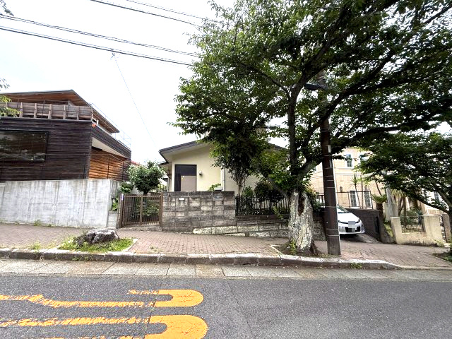 60坪超　閑静な住宅街　高台の前面道路含む現地写真|前面道路