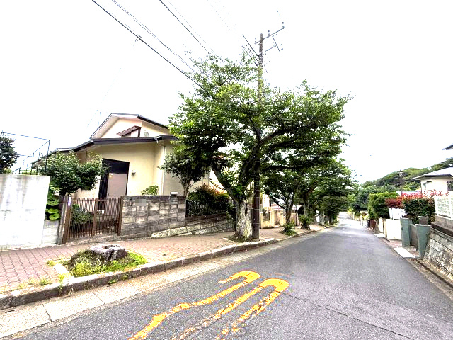 60坪超　閑静な住宅街　高台の前面道路含む現地写真
