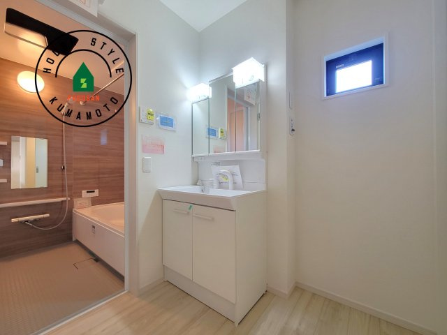 熊本市東区西原1丁目第1-2棟（2号棟）　の内観：施工例|ゆとりの洗面スペースで朝の身支度もスムーズに。暮らしを快適に変えるシャワー付洗面台です！